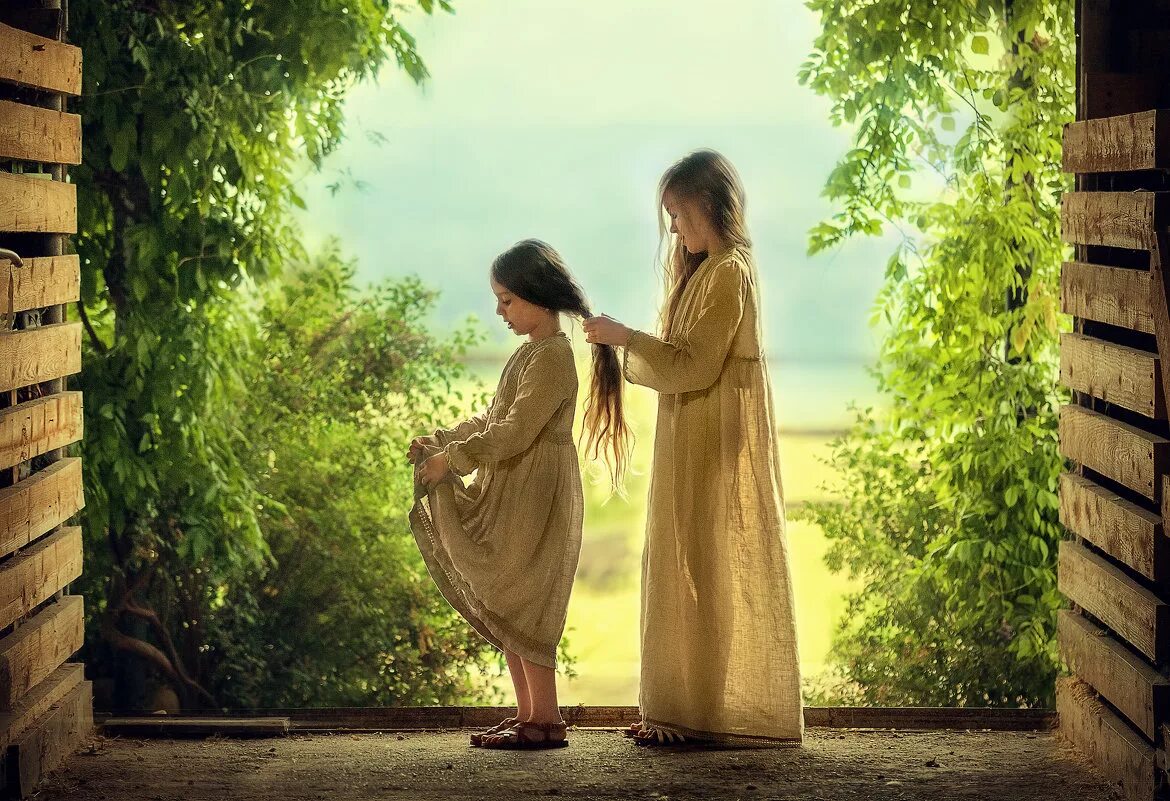 две сестры старшая и младшая. две сестры. дружные брат и сестра. братики-сестрички. две сестры на диване.