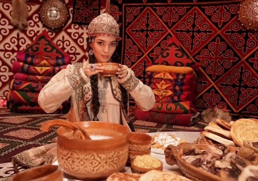 Гостеприимство казахов. Казахстан традиции дастархан юрта. Большая казахская семья. Декабрь по казахски. Дастархан бата на казахском.
