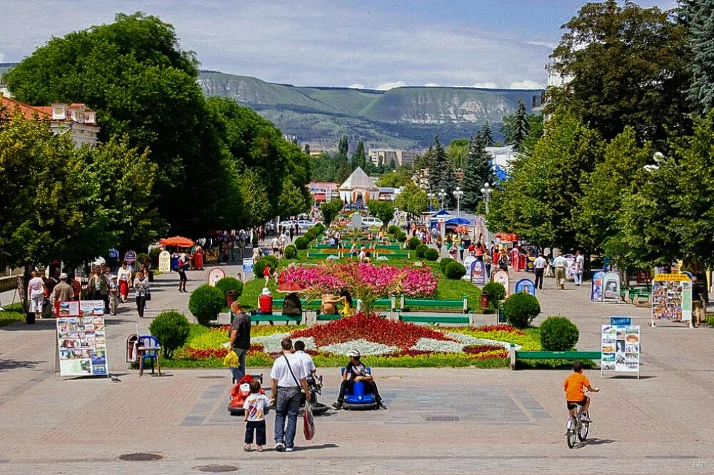 Численность кисловодска. Кисловодск парк Курортный бульвар. Курортный бульвар Кисловодска Кисловодск. Достопримечательности на курортном бульваре в Кисловодске. Кисловодск парк Курортный бульвар летом.