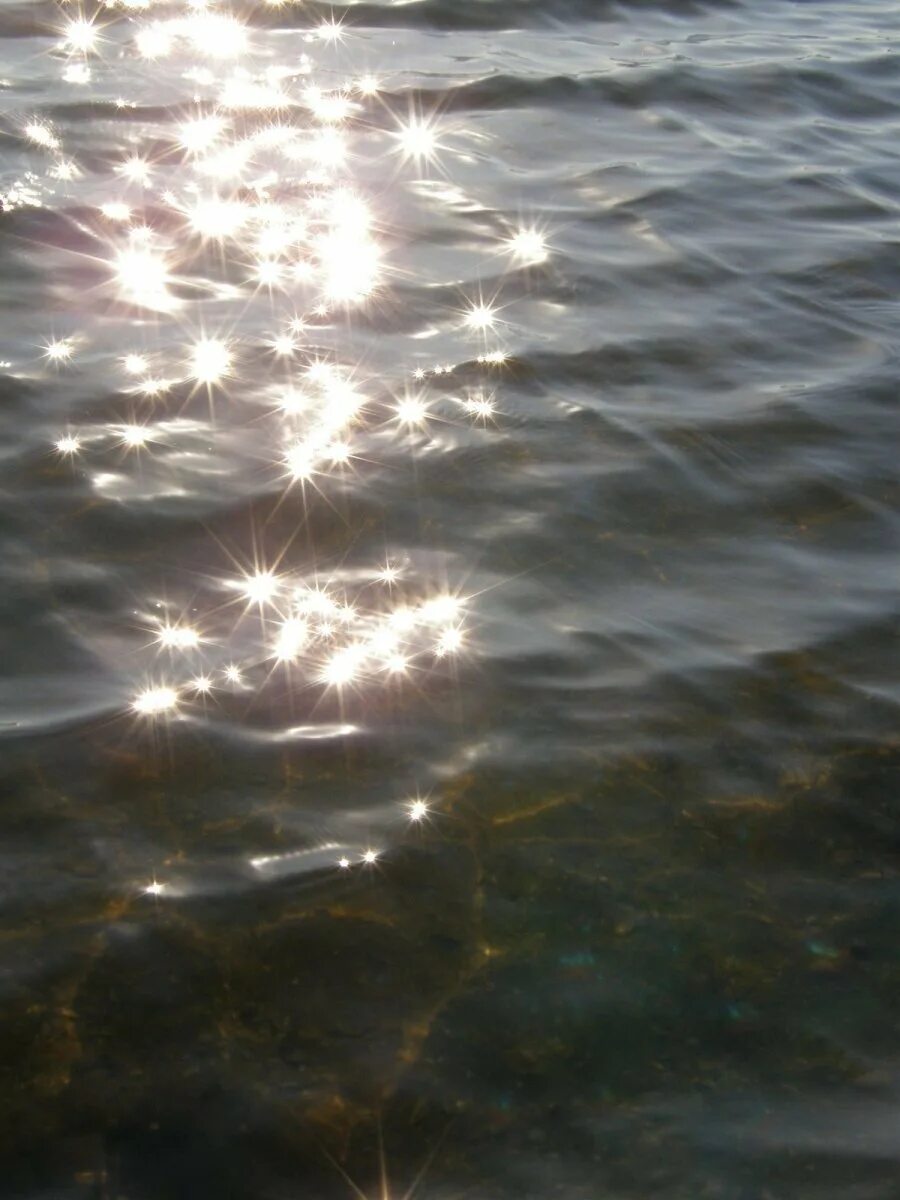 Отблески солнца играли в воде как. Блики на воде. солнечные блики на воде. блики солнца на воде. водная гладь.