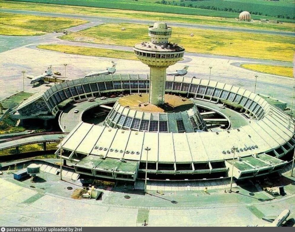 Сайт аэропорта звартноц. Звартноц Армения аэропорт. Аэровокзал «Звартноц» в Ереване. Старый аэропорт Еревана. Старое здание аэропорта Звартноц.