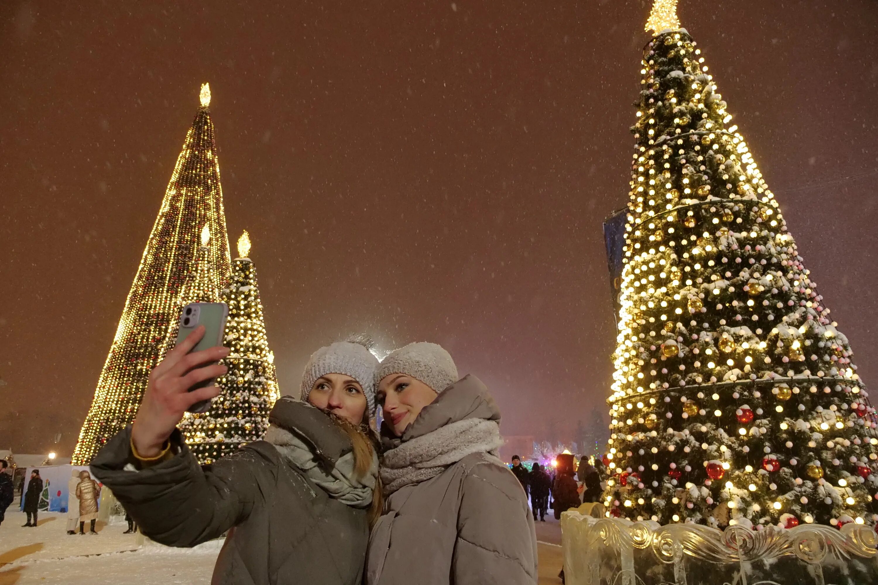 Празднование нового года. Елка в городе. Новогодние каникулы. Метровая елка. Новый год 2024 московская область