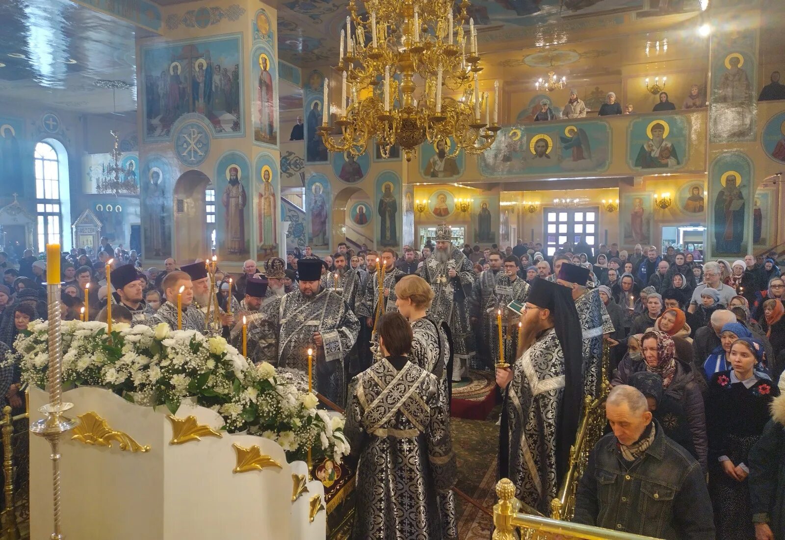 служба в вознесенском соборе новосибирск. муч. богослужение в церкви на рождество. новосибирский кафедральный собор. вознесенский собор курск богослужение.