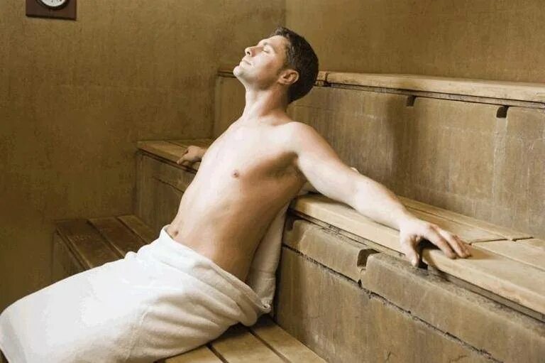 Мужчина с бантом. Парни в сауне. Травяной сбор от простатита. Русская баня парилка. Сауна аденома.