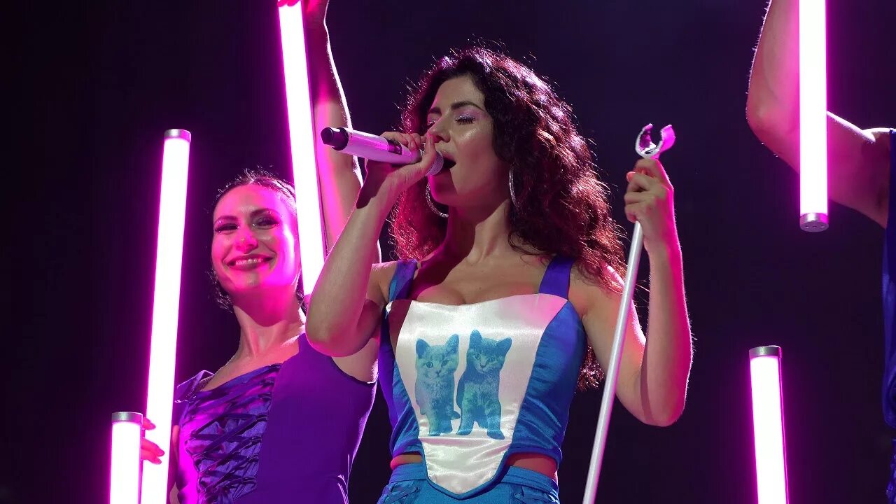 Marina and the diamonds фото. Marina live. Marina live. Marina and the diamonds live. Marina froot.