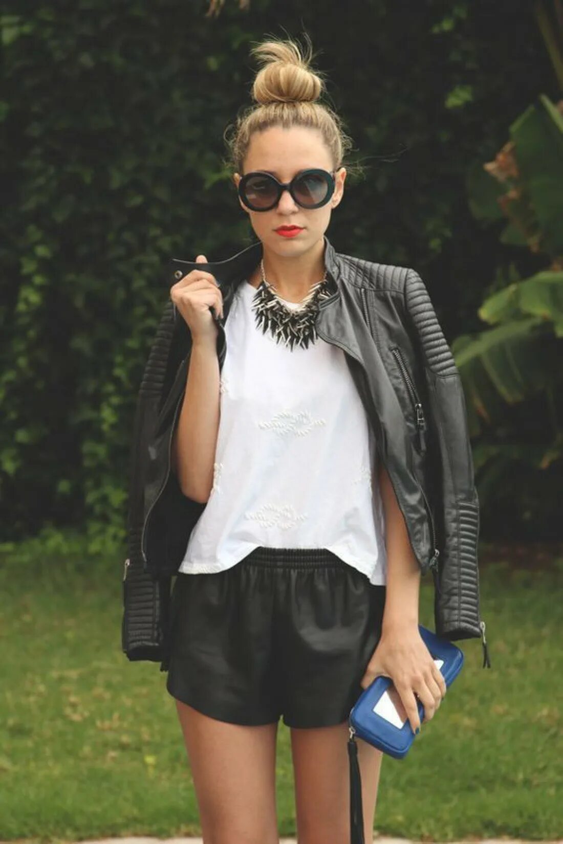 Образ с кожаными шортами. Шорты кожаные. Кожаные шорты и ботфорты. Образы с коданнымишортами. Что одеть под кожаные шорты.