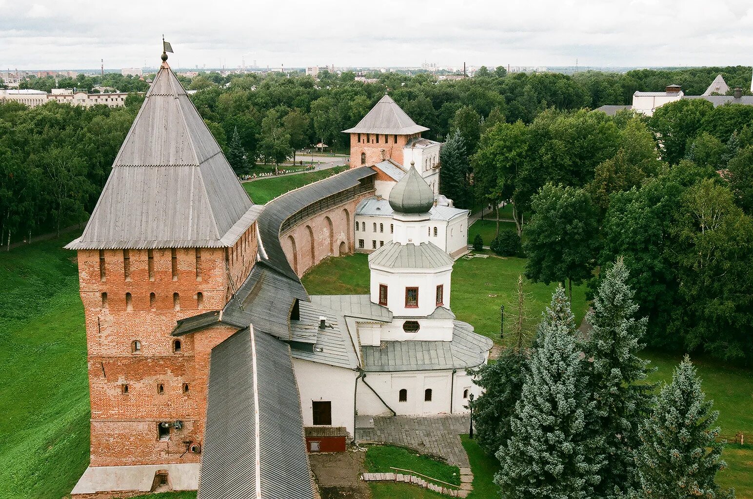 Новгородский Детинец достопримечательности Великого Новгорода. Крепость Детинец Великий Новгород. Великий Новгород древний Детинец. Новгородский Кремль Детинец.