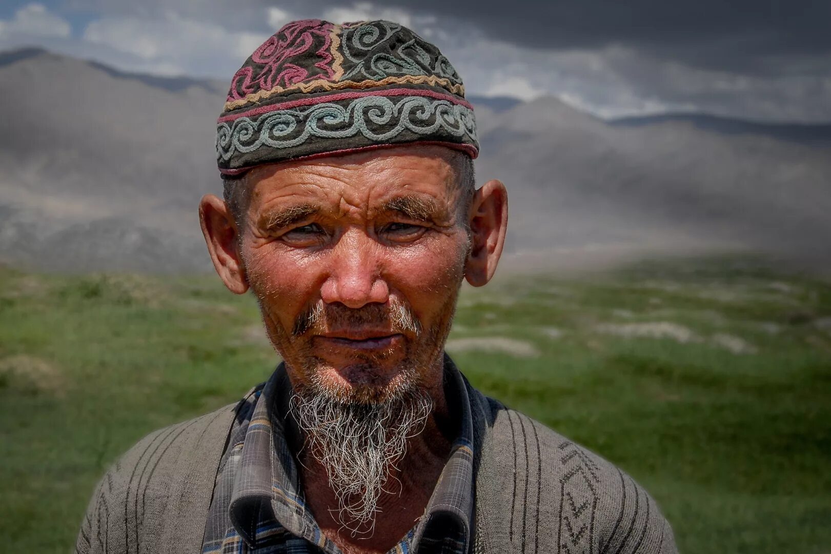 Седой казах. Татар лицо. Казахские люди. Лицо казаха. Монгольское лицо мужчины.
