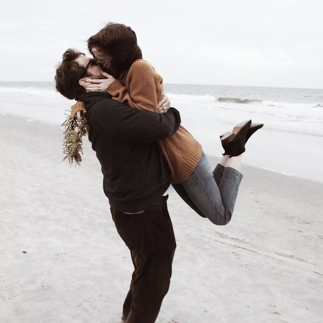 влюбленные объятия. в нежных объятьях. тающие объятия. тающие объятия. парень кружит девушку на руках.