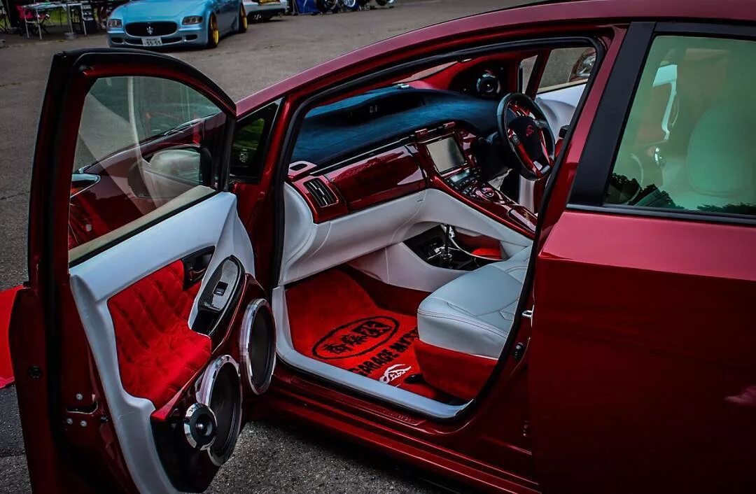Тюнинг студия. Prius 20 Interior Tuning. Приус 30 кузов салона красный. Приус 30 салон. Prius GS Tuning.