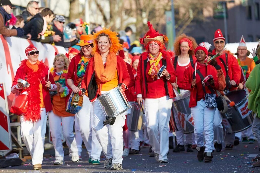 Карнавальная жизнь. Карнавал 1981. Карнавальная жизнь. Людмила гурченко в фильме карнавальная ночь. Венецианский карнавал ночью.