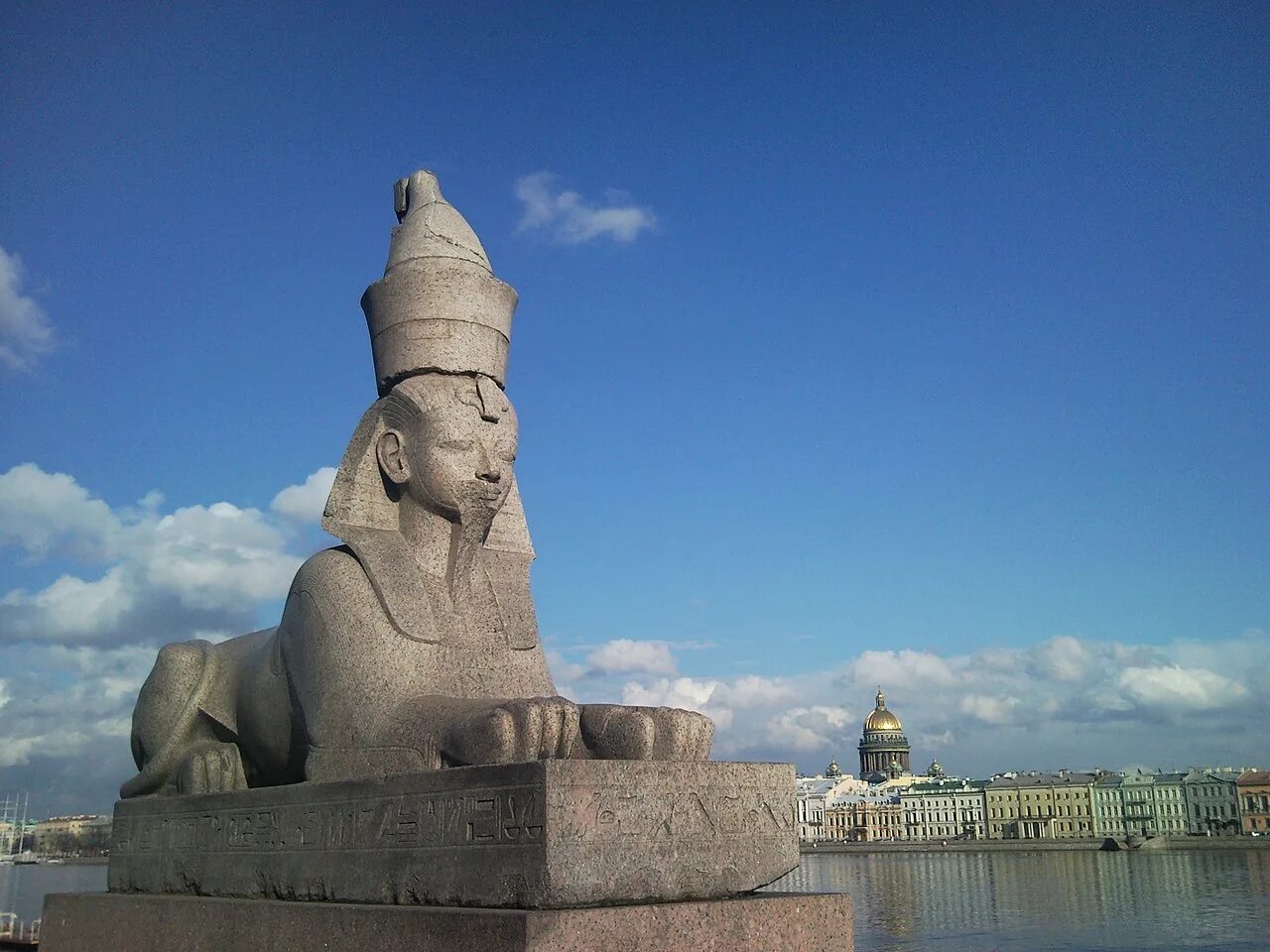 Сфинксы в питере. Сфинксы фараона Аменхотепа III Санкт Петербург. Сфинксы на Университетской набережной. Сфинксы Аменхотепа III на Университетской набережной. Сфинксы у Академии художеств в Санкт-Петербурге.