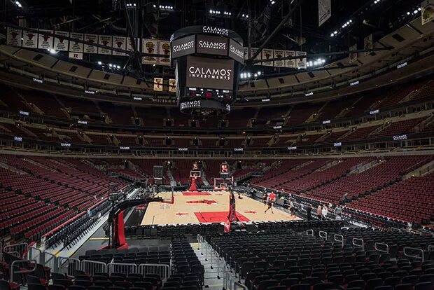 Arena bulls. Чикаго буллз юнайтед центр. Юнайтед центр чикаго. Баскетбольная арена чикаго буллз. Стадион chicago bulls.