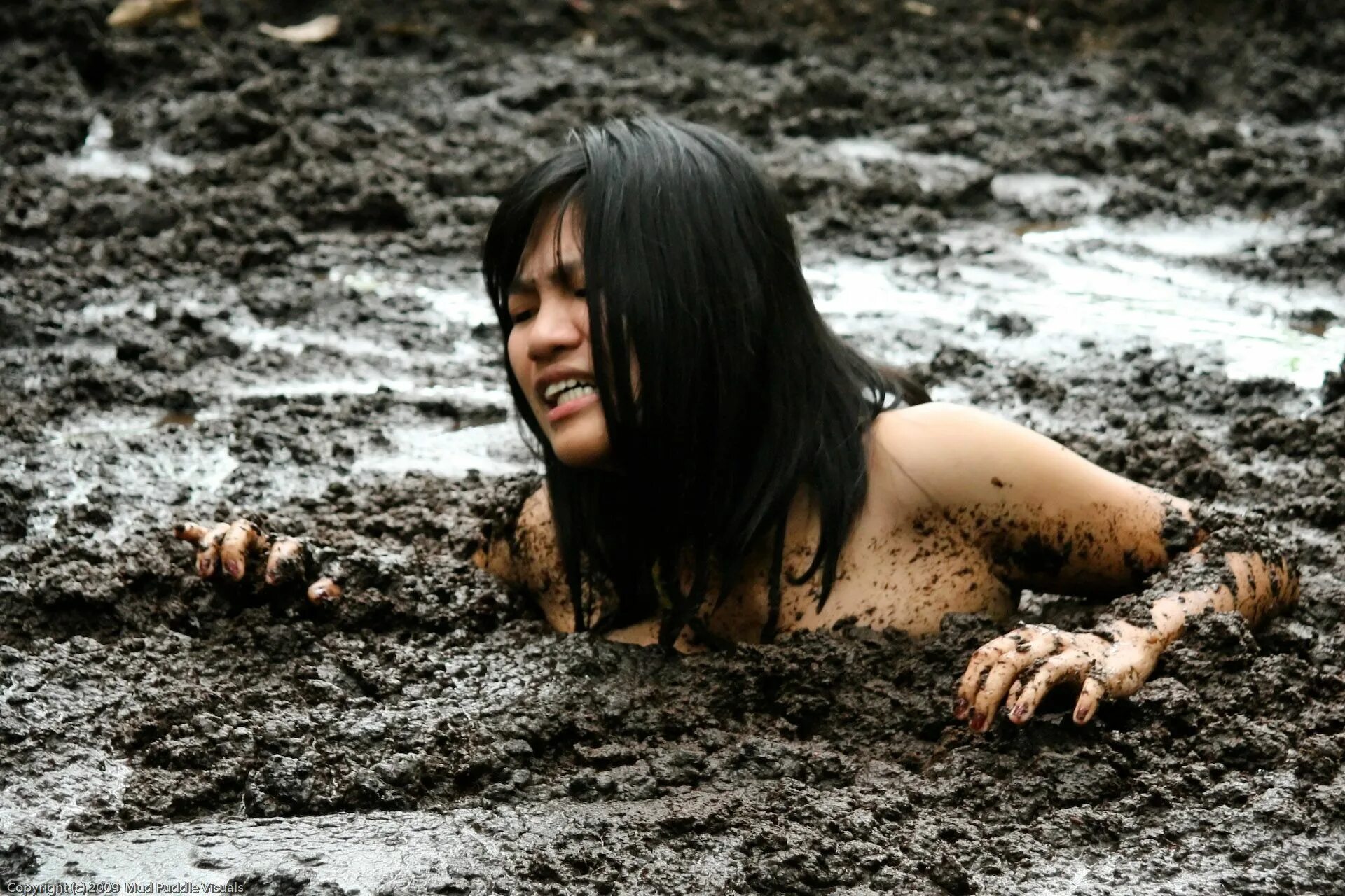 Girl in quicksand. Девушка в глине.