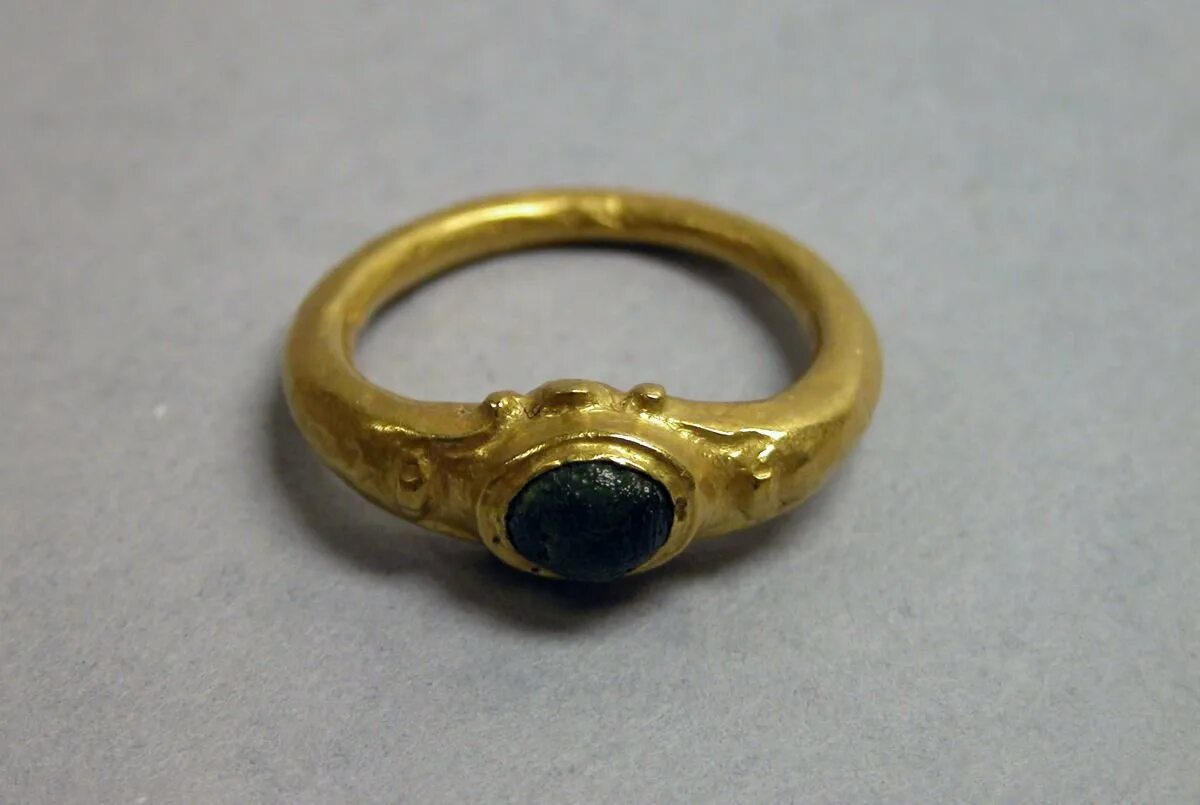 Бронзовое кольцо история обычной семьи 38. Перстень Metropolitan Museum Langobardic Byzantine Ring. Старинные кольца. Старинные кольца с камнями. Старинные золотые кольца.