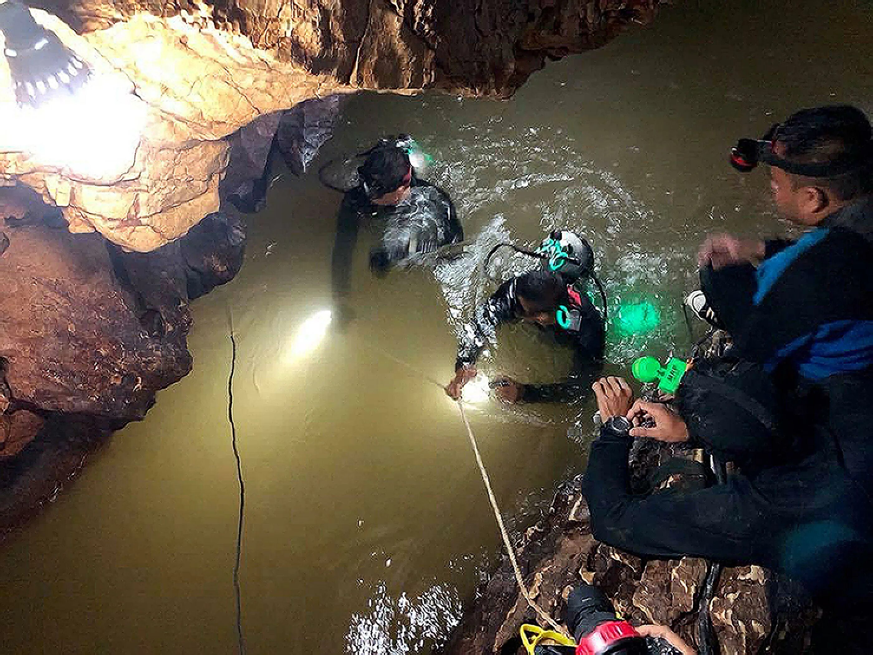 Пещера Тхам Луанг. Спасение детей из пещеры в Таиланде. Спасательная операция в Тайланде в пещере. Спасение детей в пещере в Тайланде.