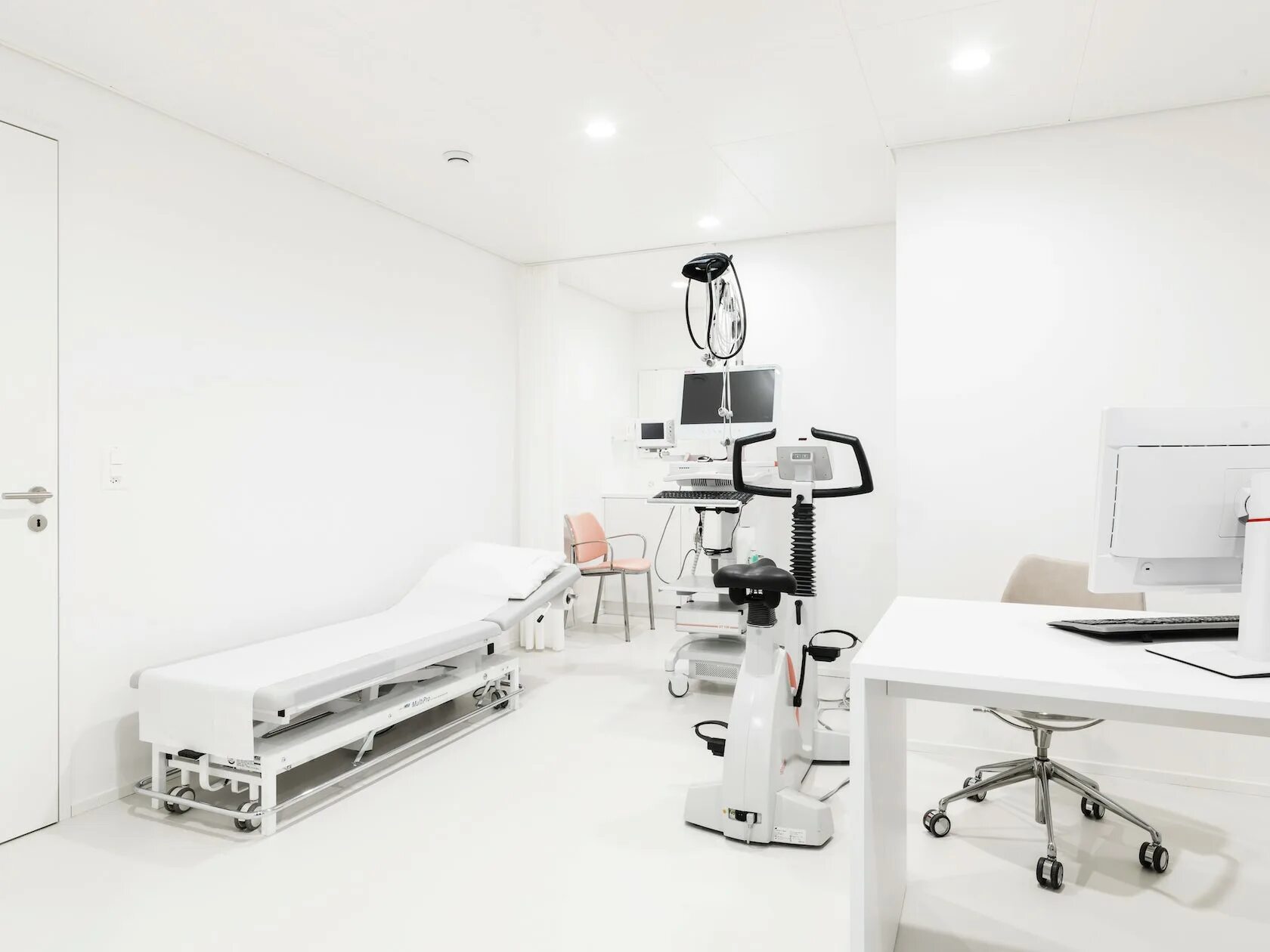 интерьер врачебного кабинета. медицинский кабинет. медицинская техника и оборудование. медицинское оборудование. интерьер больничной палаты.