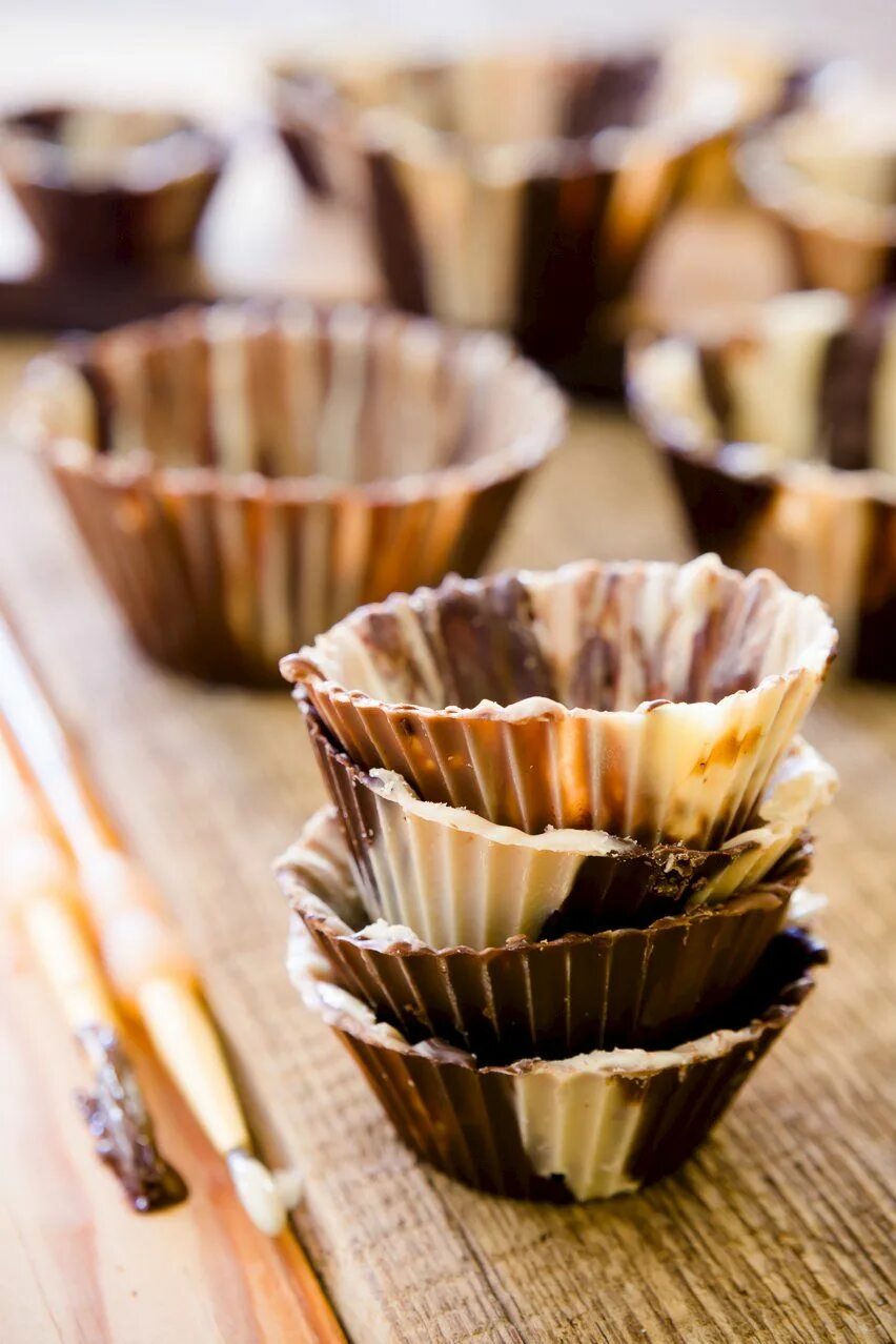 Chocolate cups. Шоколадные тарталетки. Шоколадные корзинки для десерта. Десерт в шоколадном стаканчике. Корзиночка из шоколада.