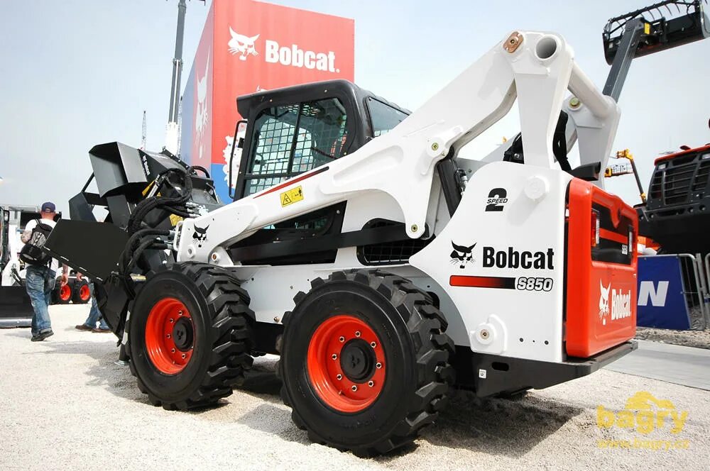 Купить мини погрузчик бобкэт. Погрузчик Bobcat s850. Погрузчик фронтальный Bobcat s850. Бобкэт 850. Бобкэт с850 мини погрузчик.