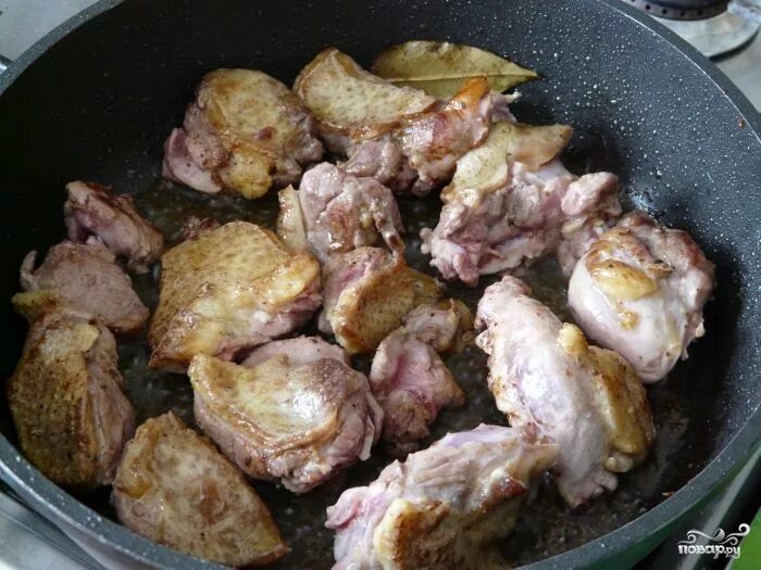 Гусь в жаровне кусочками. Утка запеченная кусками. Как жарить куриное филе на сковороде кусочками с луком. Жареная утка с картошкой на сковороде. Гусь жареный на сковороде кусочками рецепт.