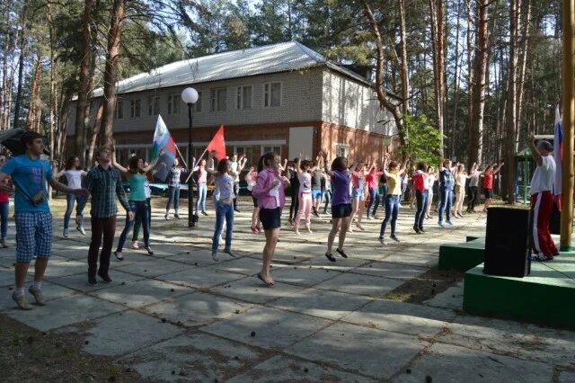 Санаторий 1 мая. Лагерь в Шебекино Белгородская область. Лагерь костер Шебекино. Электроник Шебекино лагерь. Пионерский лагерь костер Белгородская область Шебекино.