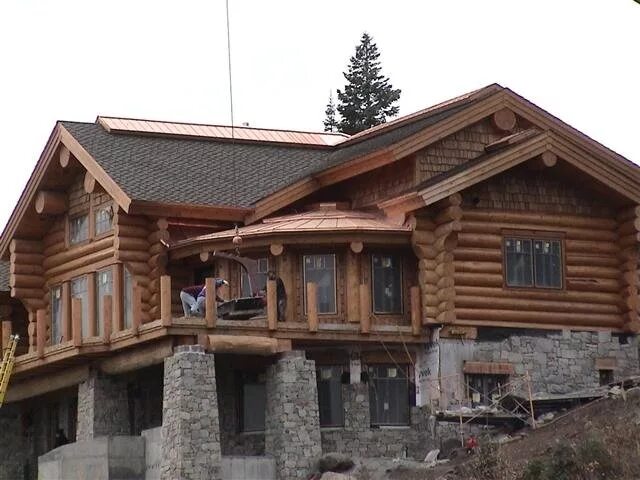 Шале лафет. Деревянные дома низов. Комбинированный дом из оцилиндрованного бревна. Деревянный дом с высоким цоколем. Деревянный дом с каменным цоколем.