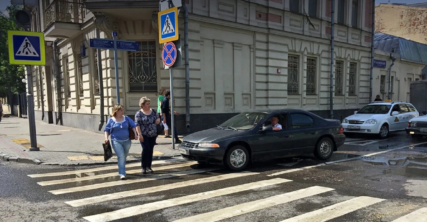 Движение по пешеходному переходу штраф. Машина на пешеходном переходе. Машина не пешеходном переходе. Штрафуют пешехода. Машины пропускают пешеходов.