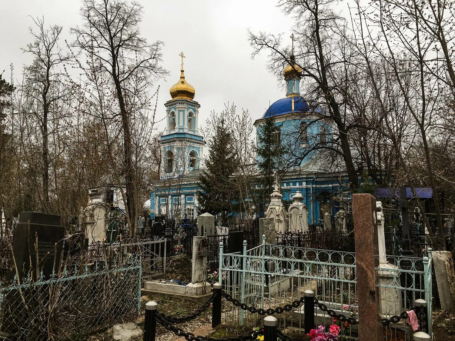 Храм на старом кладбище. Арское кладбище храм. храм ярославских чудотворцев на арском кладбище 1980. воскресенский храм (на новом кладбище) город калуга. введенский храм кладбище г курск.