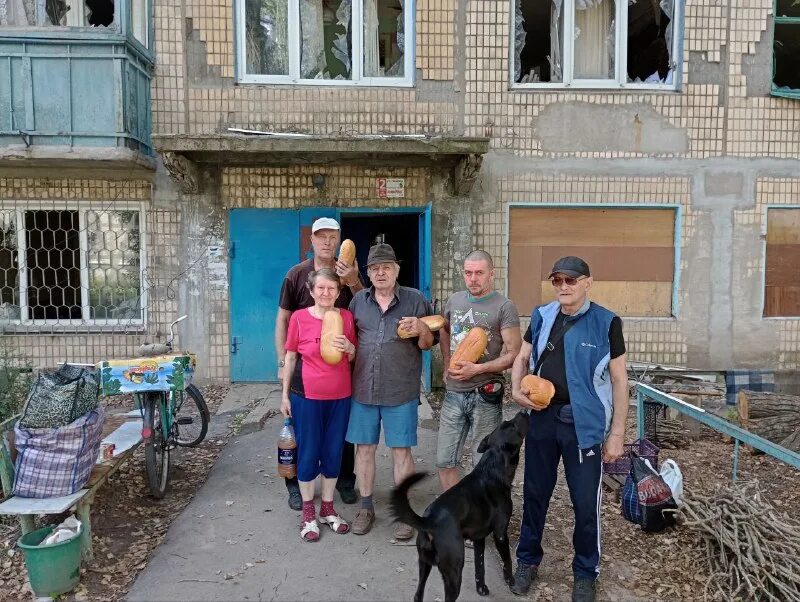 жители авдеевки. жители авдеевки. жители авдеевки. авдеевка 1999. волонтерская помощь.