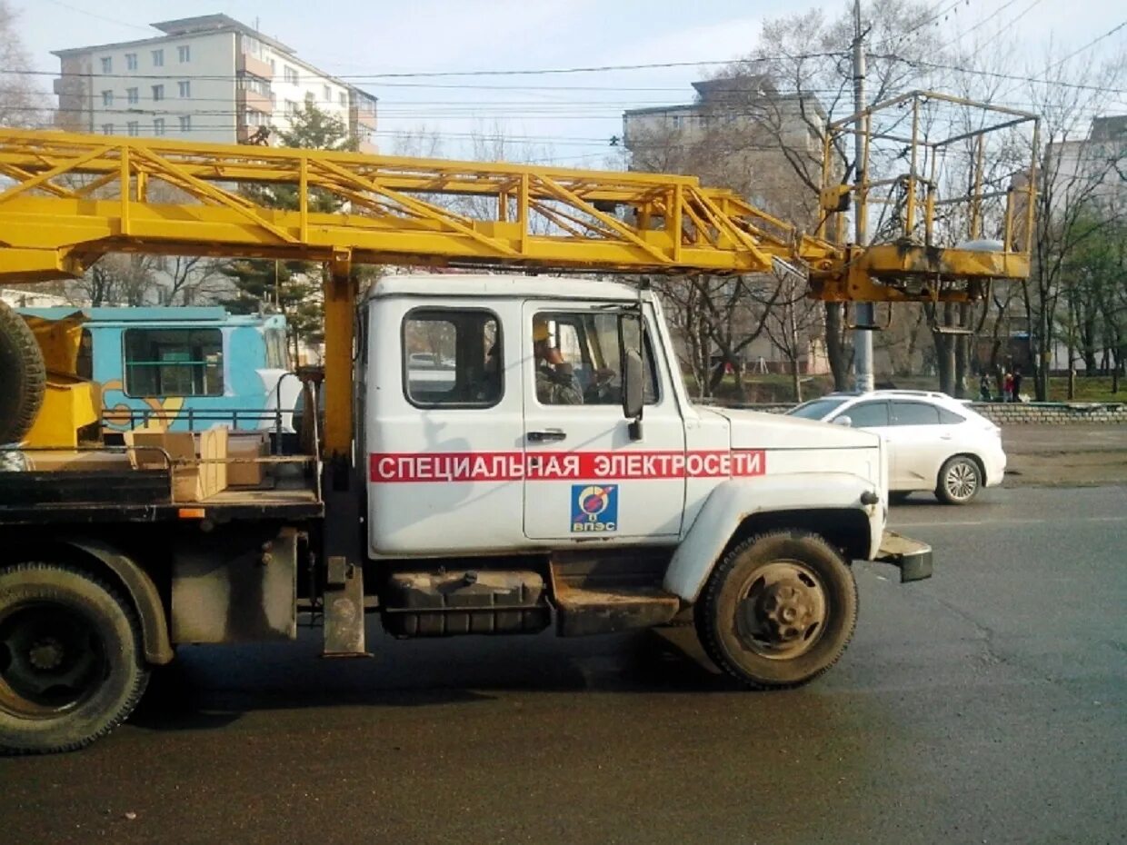 Телефон аварийные энергосети. Аварийная машина электросетей. Машина электросети. Аварийная служба электросетей. Аварийная служба электрических сетей.