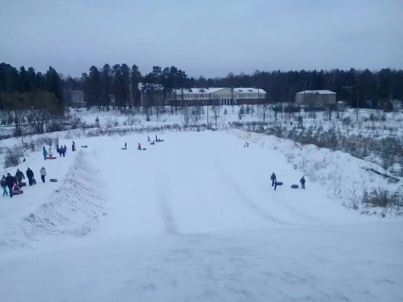 Красная горка рыбинск. Кстово Рыбинск горки. Горка в Кстово Рыбинск. Горка Кстово зимой. Парк отдыха красная горка Рыбинск.