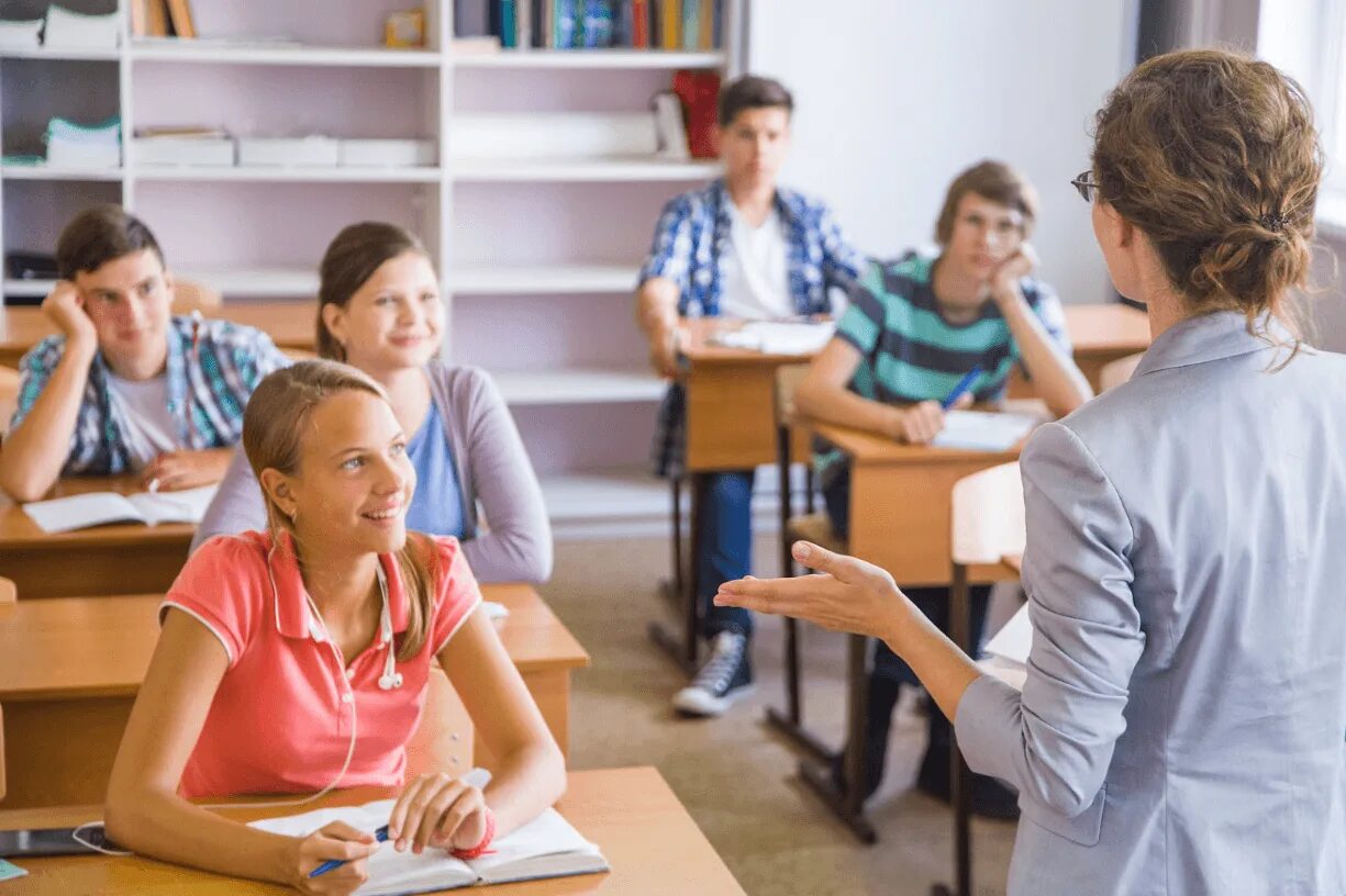 We can in class. Подростки в школе. Педагог и подросток. Подросток и учитель. Учитель и студенты.