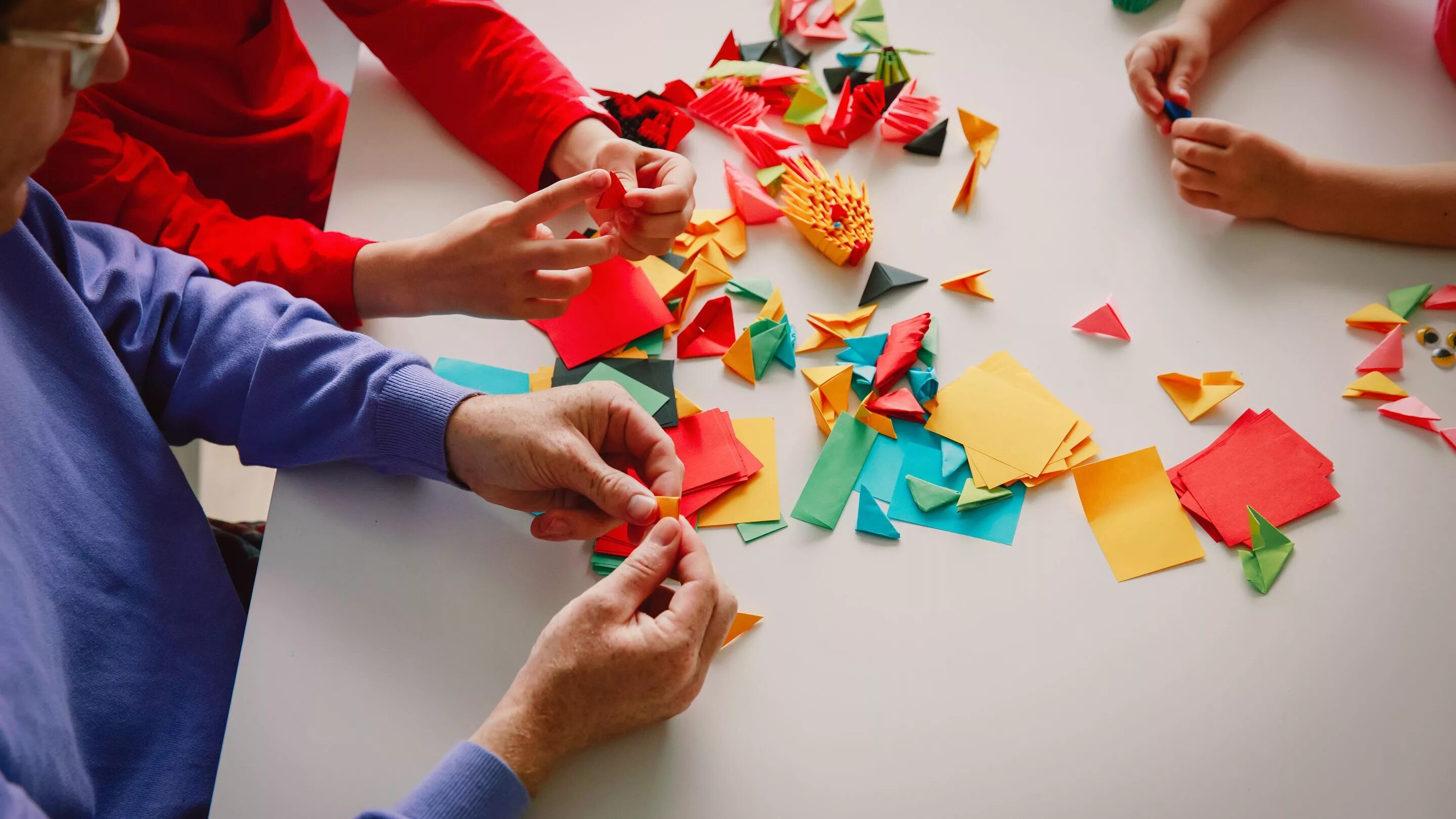Занятия сюрпризы. Мастер класс из бумаги для детей. Мастерим из бумаги. Занятия оригами. Дети делают поделки.