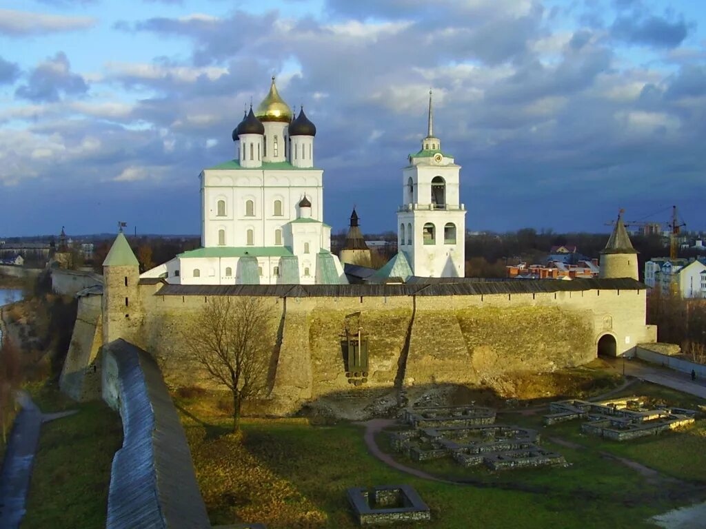 Псковский Кремль Псков. Псков достопримечательности Псковский Кремль. Город Псков Кремль. Каменный Кремль в Пскове.