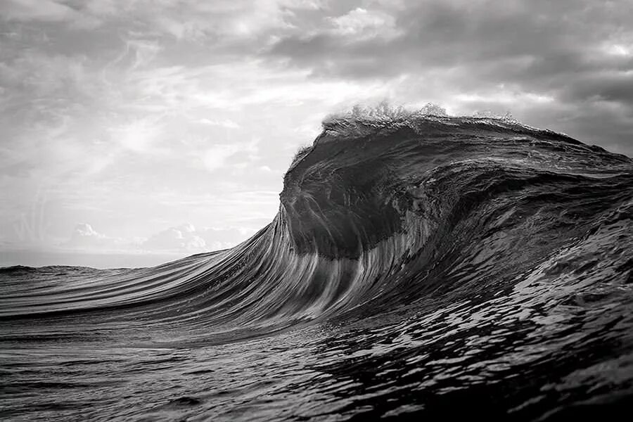 Черные воды фото. Уоррен Килан волны. Серые волны. Море, волны. Черно белые волны.