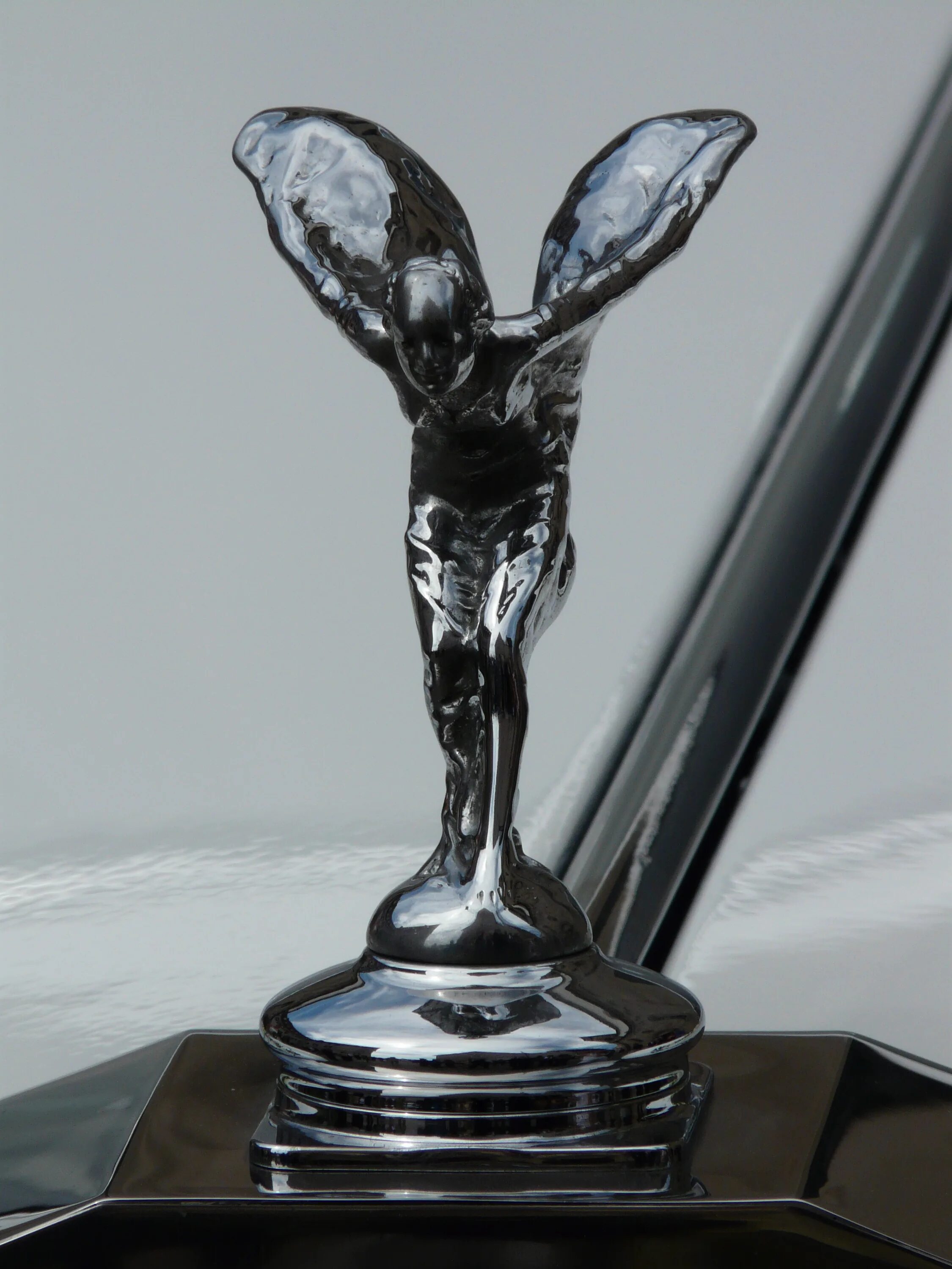 Статуя экстаза Роллс Ройс. Скульптура дух экстаза. Фигуры из металла. Скульптуры хром.
