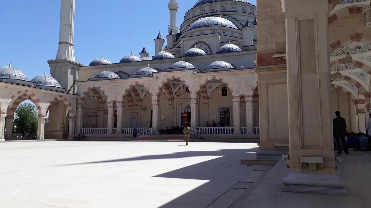 Гудермес мечеть. Центральная мечеть гудермес. Гудермес сити чечня. Гудермесская соборная мечеть. Гудермес мечеть.