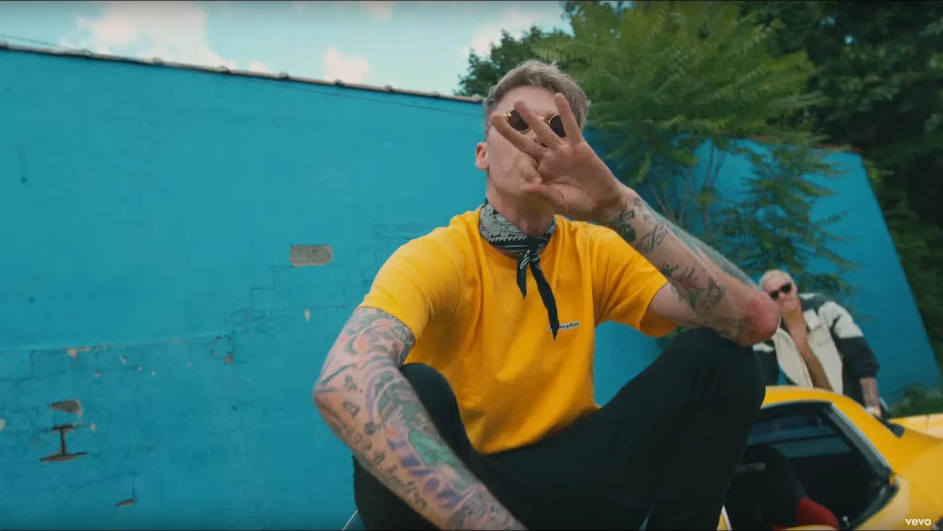 Loco burn. Loco machine gun. mgk loco. machine gun kelly 2025 фотосессия. machine gun kelly loco car.