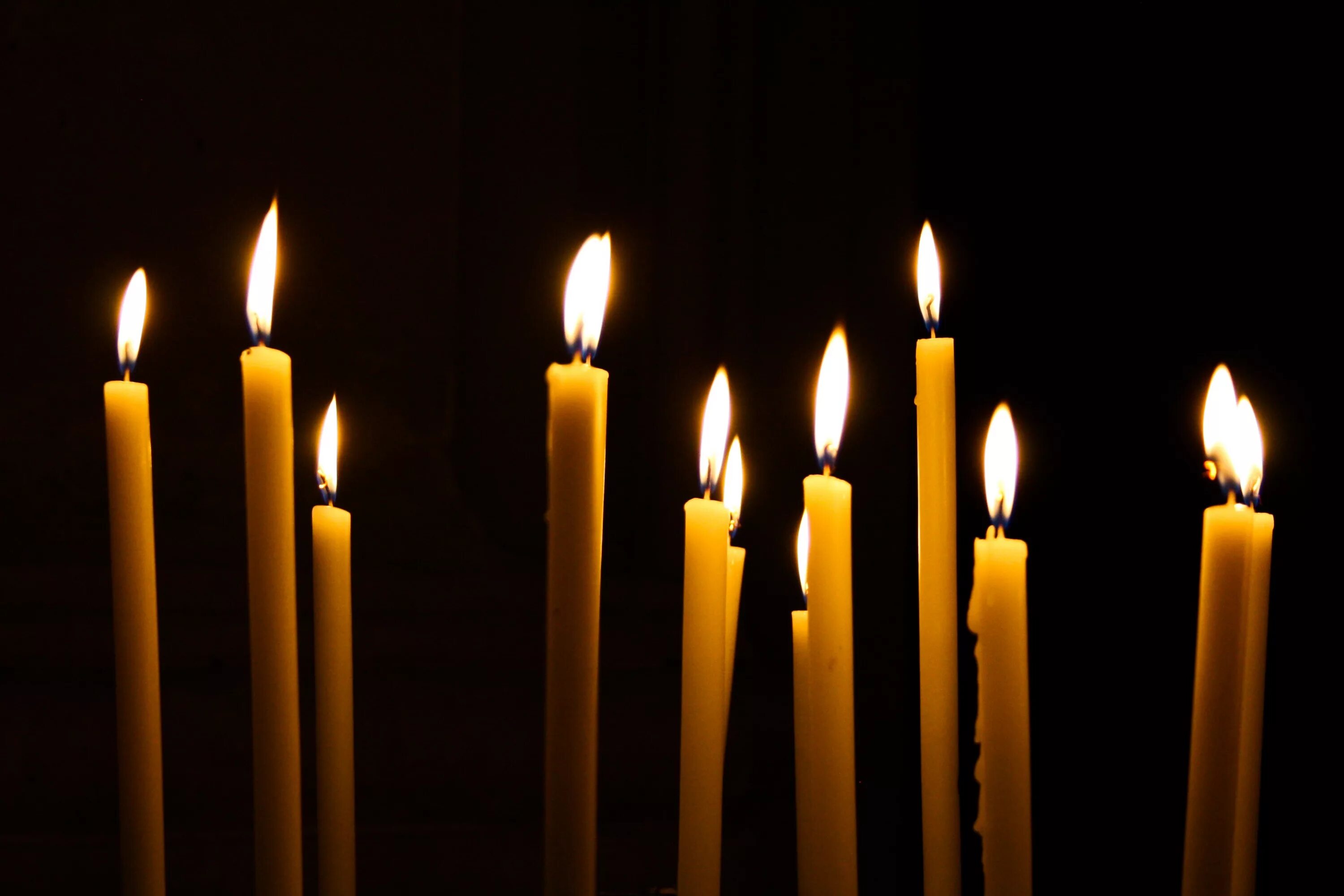 Горящие свечи в церкви. Горящие свечи. Церковные свечи. Горящая свеча. Горящие церковные свечи.