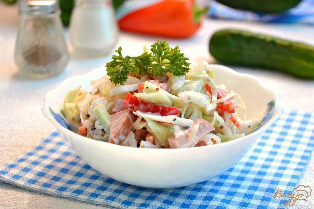 Салат с пекинской капустой и ветчиной и кукурузой. Салат из капусты и помидоров. Салат из пекинской капусты с огурцом и колбасой. Салат из пекинской капусты с огурцом и яйцом и колбасой. Салат с пекинской капустой и кукурузой и ветчиной и сухариками.