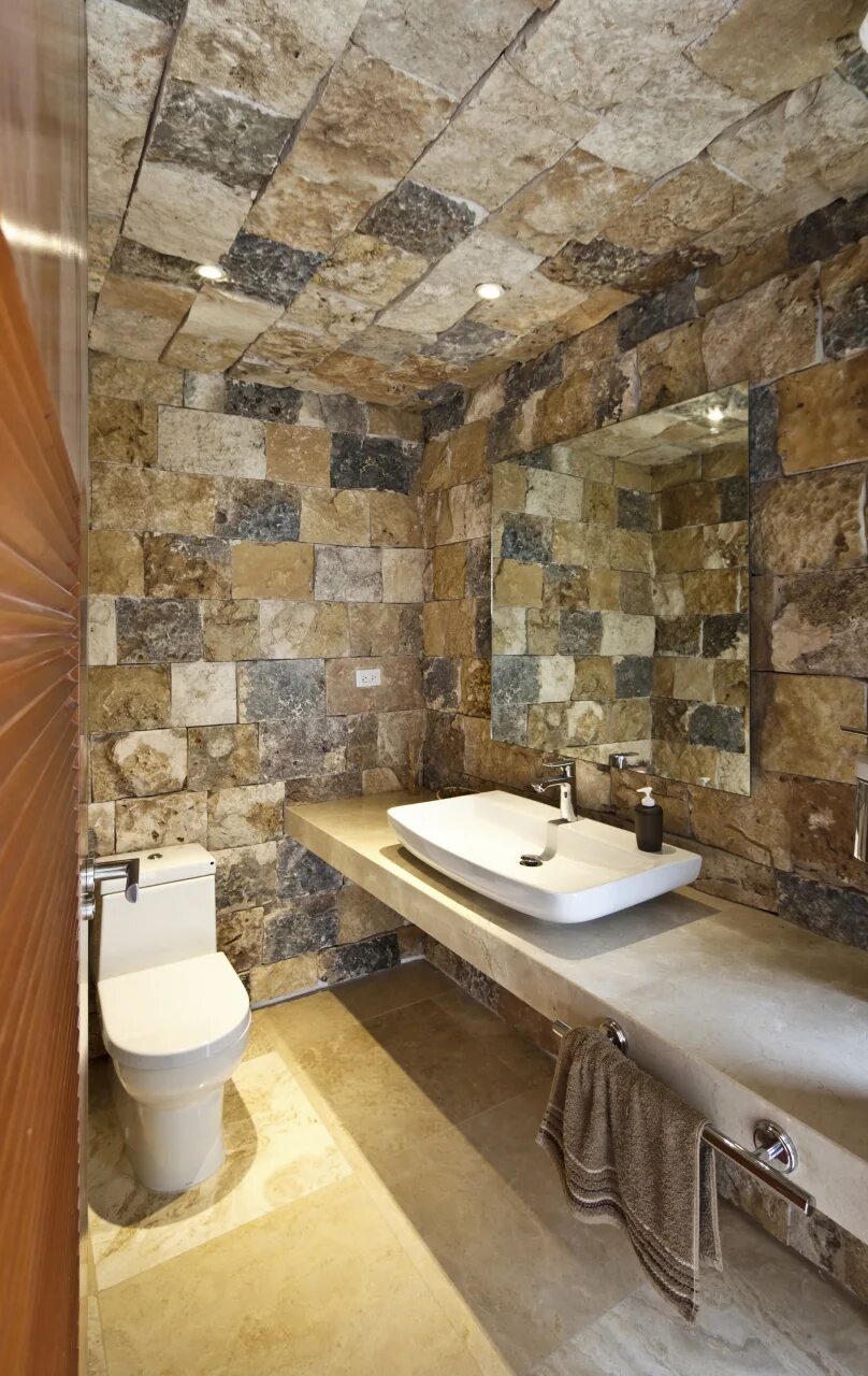 Отделка ванной комнаты камнем. Ванная отделанная камнем. Камень в интерьере ванной. Ванная комната из камня.