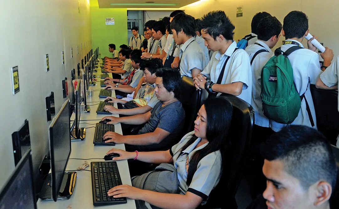 During school. Филиппинские компьютерные клубы. Интернет кафе для студентов. Азиатские интернет кафе. Компьютерные клубы Филиппины.