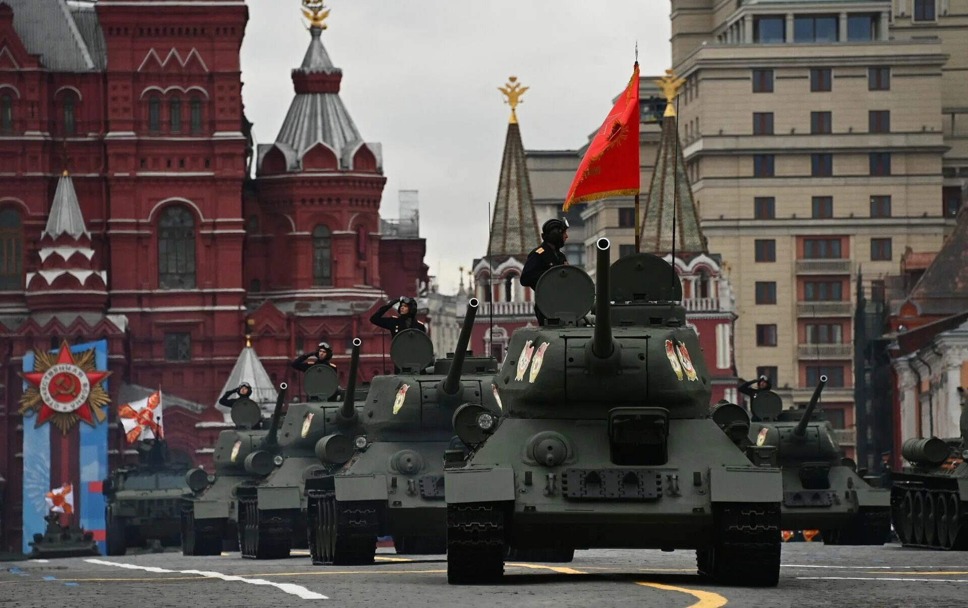 Парад победы на красной площади в москве. Парад Победы. Парад на красной площади. День Победы парад. Парад войск на красной площади.