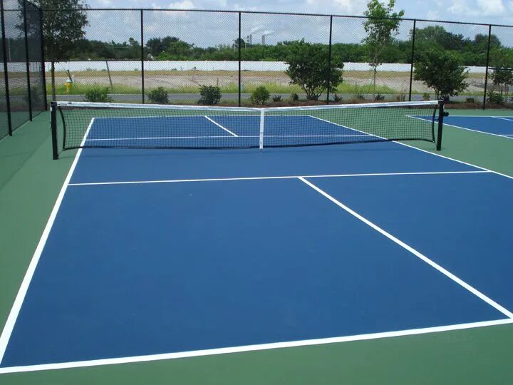 Теннисный корт уличный. Теннисная площадка на даче. Площадка для бадминтона покрытие. Корт для бадминтона