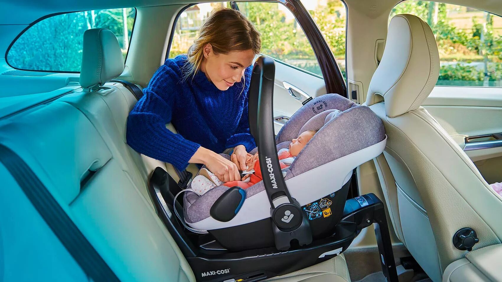 Люлька перевозка. Автокресло Maxi cosi Pebble с ребенком. Maxi cosi Family Fix 3. Автолюлька макси кози для новорожденных. Кресло макси кози в машине.