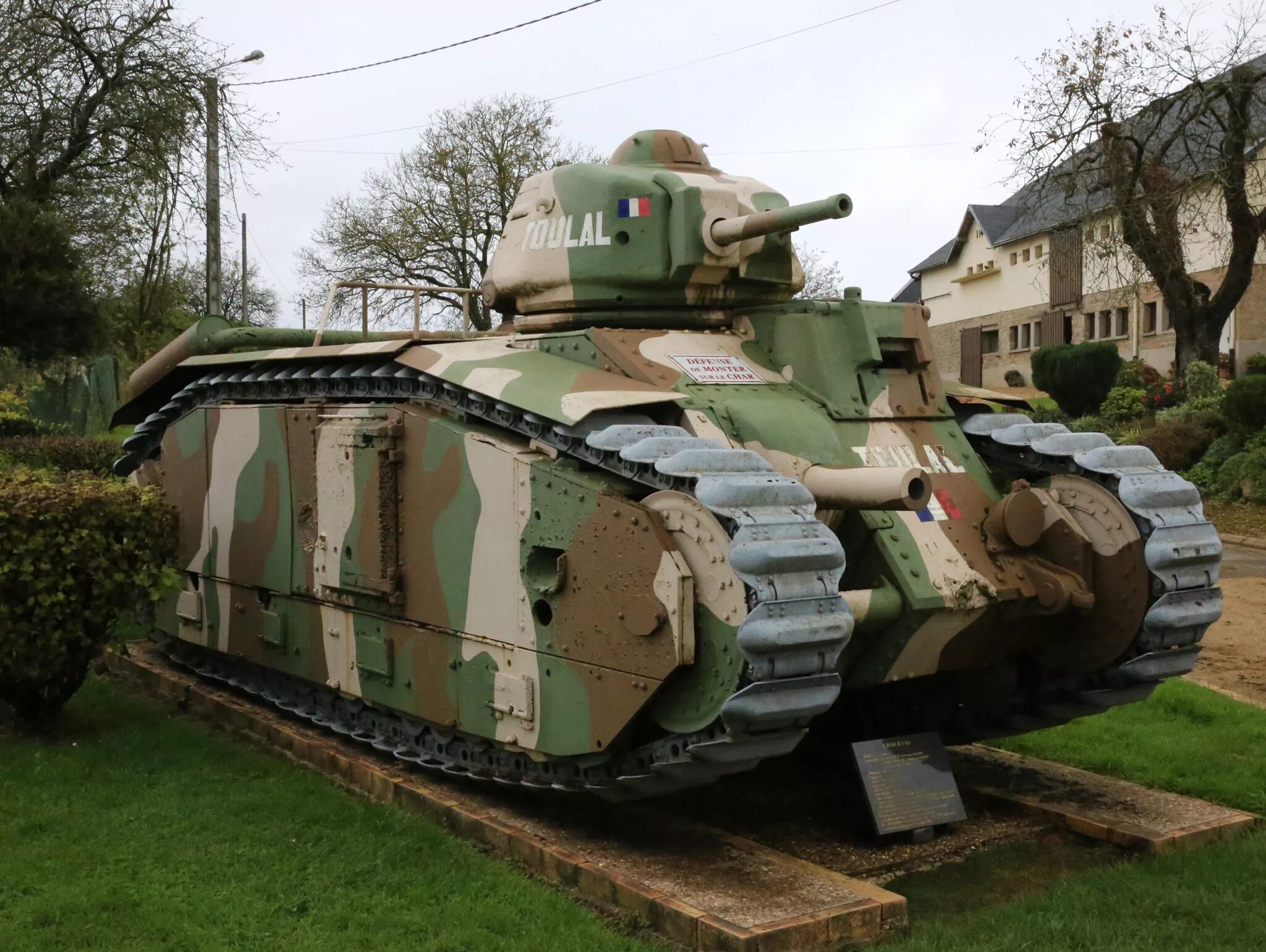 Char upper. Французский танк char b1-bis. танк б1 бис. танк б1 франция. французские танки 1 мировой.
