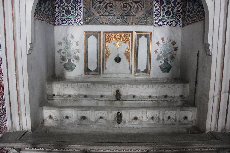 Хаммам великолепный век. Дворец топкапы гарем хамам. Туалеты во двррце топканы. Как ходили в туалет в османской империи. Дворец топкапы туалет.