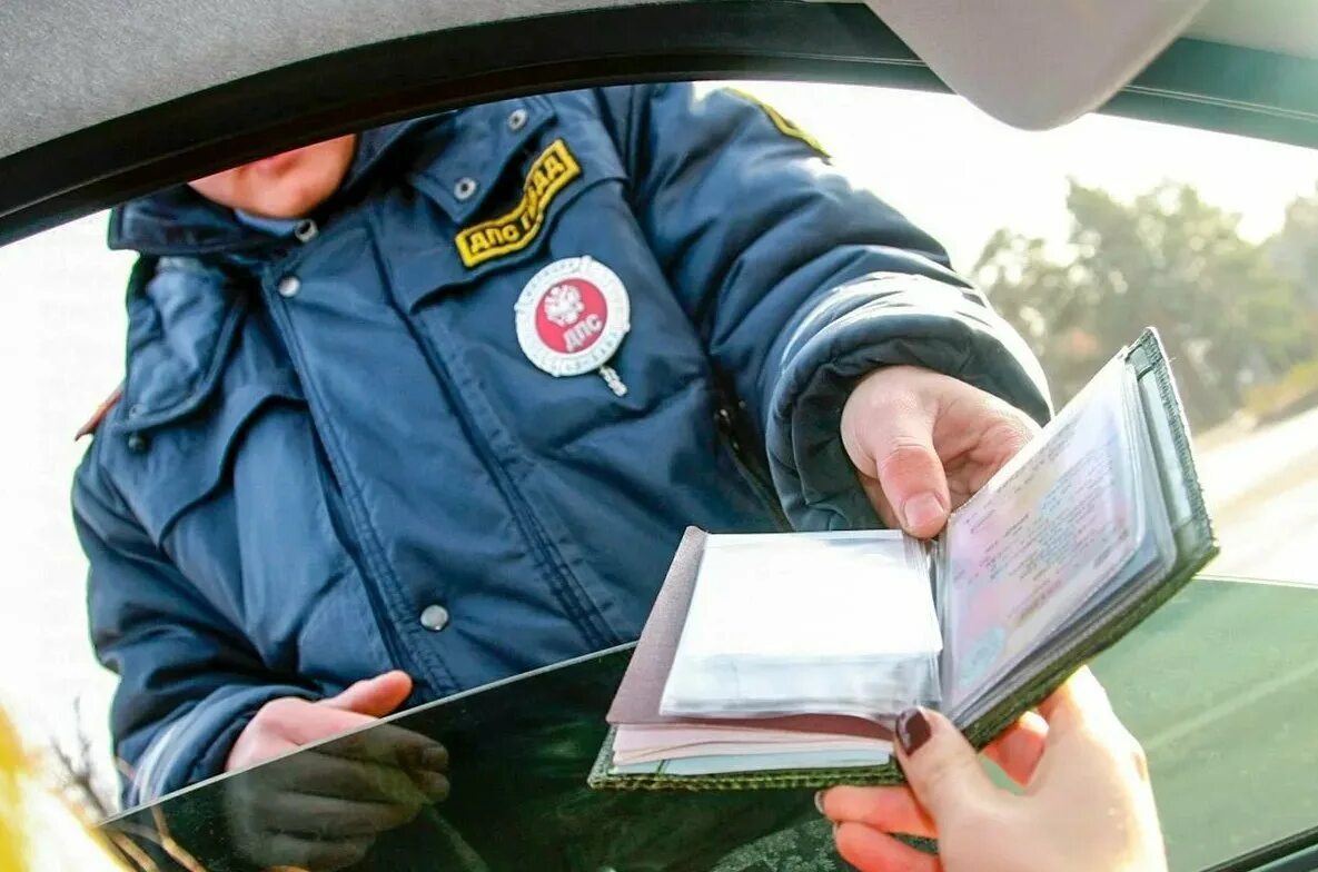 Что предъявить налоговая. Сотрудник ДПС проверяет документы. Полиция выписывает штраф.