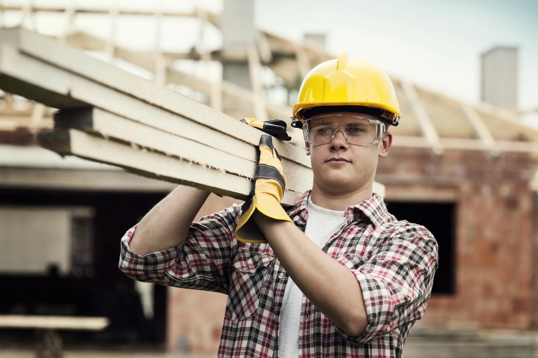 Workers load. Каска строителя. Рабочий в каске. Рабочие строительных специальностей. Работники на стройке.