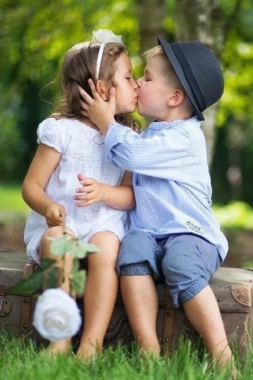 Покажи где девочка с девочкой целуются. Детский поцелуй. Поцелуй мальчика и девочки. Малыши целуются. Детский поцелуй в губы.